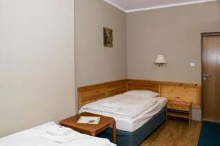 Отель Hotel Karkonosze Каменна-Гура Небольшой двухместный номер с 2 отдельными кроватями-2